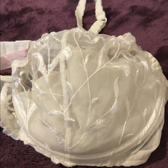 Vintage Victoria Secret White Lacy Demi Bra - Picture 3 of 14